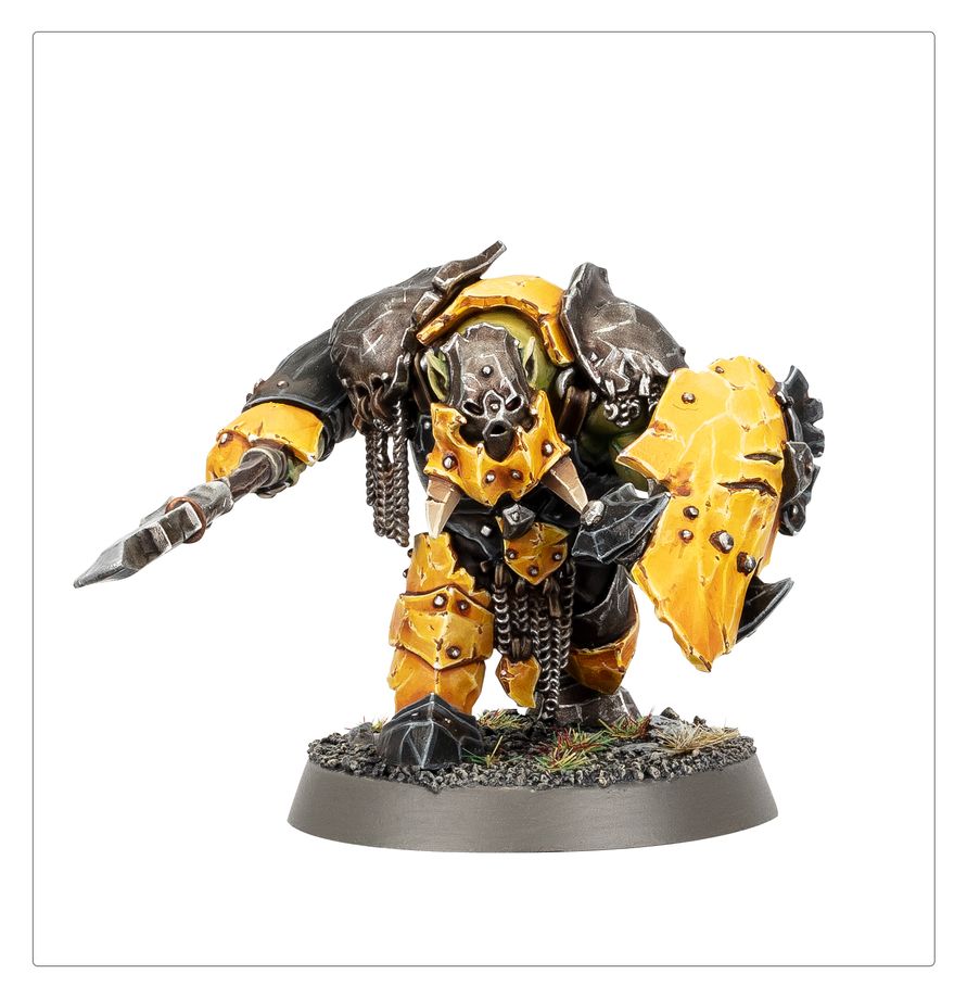 Orruk Ardboy - widok z przodu żółty pancerz włócznia i tarcza Ironjawz Orruk Warclans Warhammer Age of Sigmar