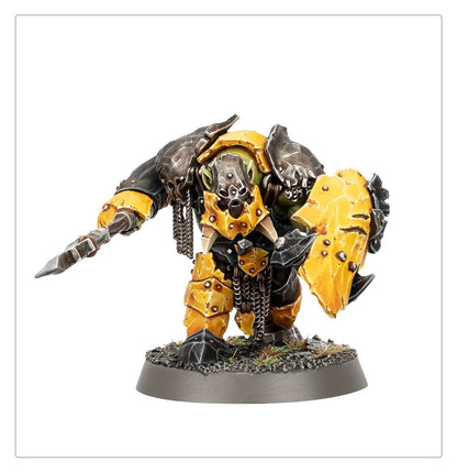 Orruk Ardboy - widok z przodu żółty pancerz włócznia i tarcza Ironjawz Orruk Warclans Warhammer Age of Sigmar
