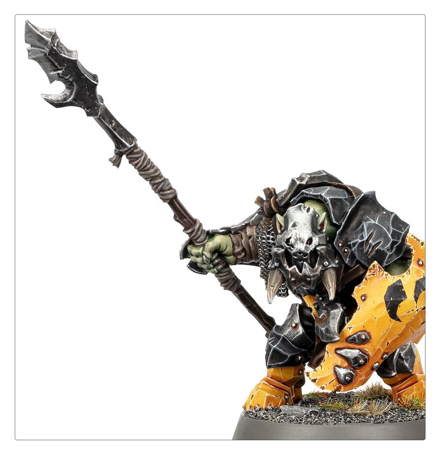 Orruk Ardboy - widok z przodu żółty pancerz włócznia i tarcza Ironjawz Orruk Warclans Warhammer Age of Sigmar