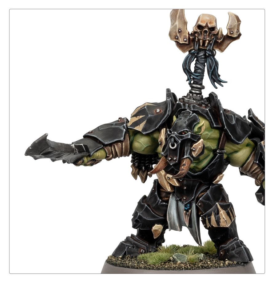 Gorkamorka Glyph Bearer - zielona skóra czarny pancerz czaszka na tyczce Orruk Warclans Warhammer Age of Sigmar