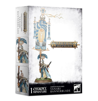 Lumineth Realm-lords Vanari Bannerblade - pudełko zestawu 1 miniatury Warhammer Age of Sigmar z elfickim wojownikiem w kremowo-złotej zbroi trzymającym wysoki niebiesko-złoty sztandar z wizerunkiem świetlistej postaci na białym tle, czarny pasek z napisem 1 Citadel Miniature Lumineth Realm-lords Vanari Bannerblade i logo Warhammer