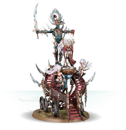 Slaughter Queen on Cauldron of Blood - widok z przodu ciemnozielona ikona Khaine'a Slaughter Queen z mieczem Witch Aelves na schodach 6 kół łańcuchy owalna podstawka Age of Sigmar