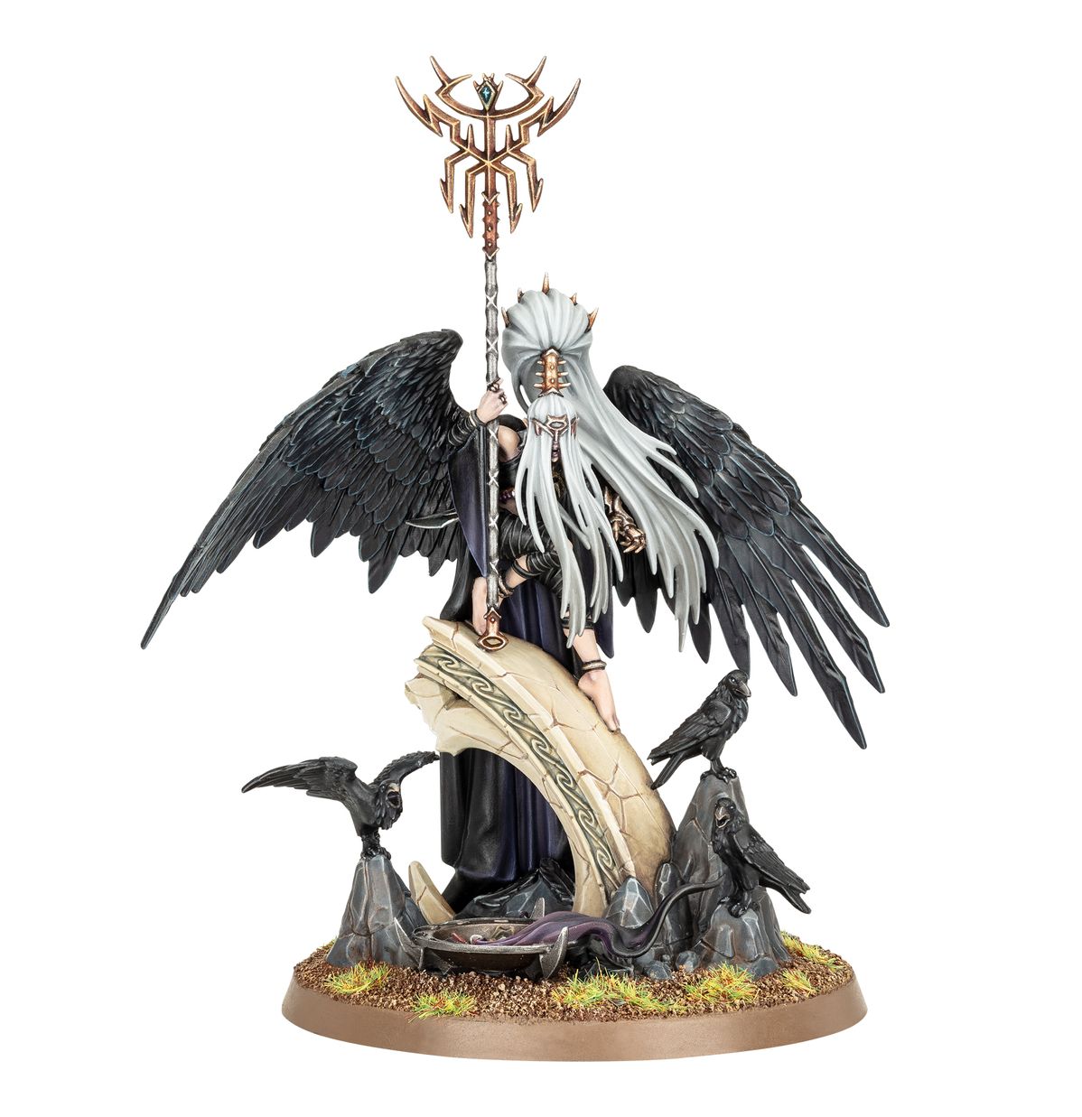 Krethusa the Croneseer - aelfka prorokini Daughters of Khaine z długimi siwymi włosami i czarnymi skrzydłami kruczymi, trzyma Staff of Morai-Heg z demonicznym symbolem oka, siedzi na złamanej kamiennej tablicy z runami otoczona dwoma czarnymi krukami, owalna podstawka z trawą - Warhammer Age of Sigmar