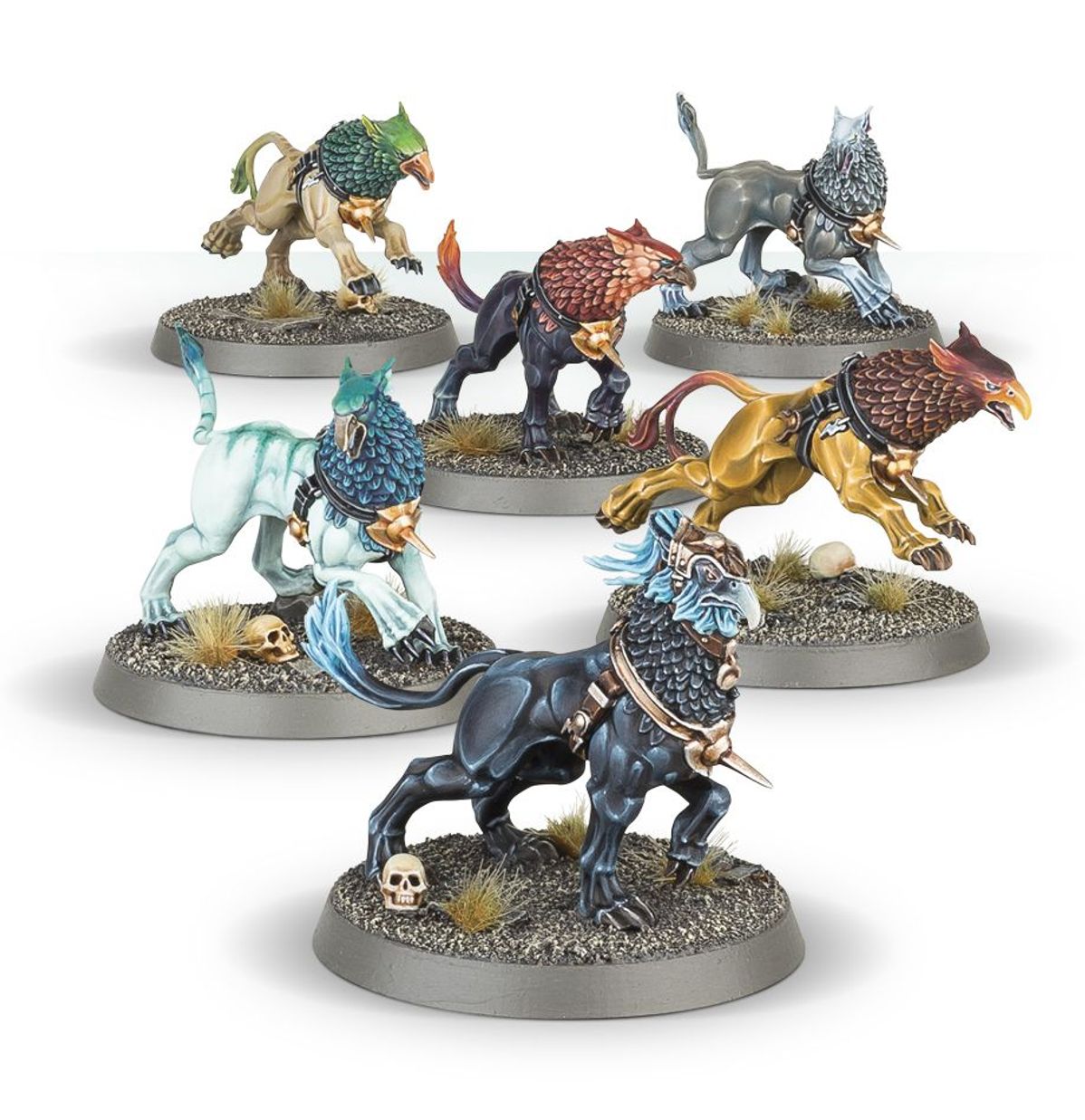 Gryph-hounds - 6 pomalowanych modeli Stormcast Eternals: czarny z niebieską grzywą i ogonem (przód), beżowy z zieloną głową w skoku z czaszką (górny lewy), czarno-niebieski z czerwoną głową (górny środkowy), szary z szarą głową (górny prawy), błękitny z niebieską grzywą (dolny lewy), złoty z brązowo-czerwoną głową (dolny prawy) - Warhammer Age of Sigmar