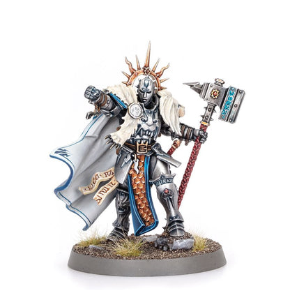 Lord-Celestant - srebrny pancerz maska bez rysów aureola z kolcami biała peleryna z inskrypcjami i młot z niebieskimi runami Stormcast Eternals