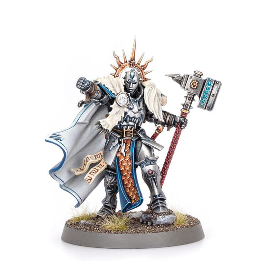Lord-Celestant - srebrny pancerz maska bez rysów aureola z kolcami biała peleryna z inskrypcjami i młot z niebieskimi runami Stormcast Eternals