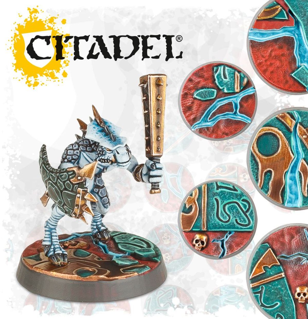 Citadel Shattered Dominion podstawki - jaszczuroludzki wojownik z maczugą na ozdobnej podstawce 32mm z czerwono-turkusowym wzorem ruin i złotymi detalami, obok 4 przykładowe podstawki z motywem Shattered Dominion - Warhammer Age of Sigmar