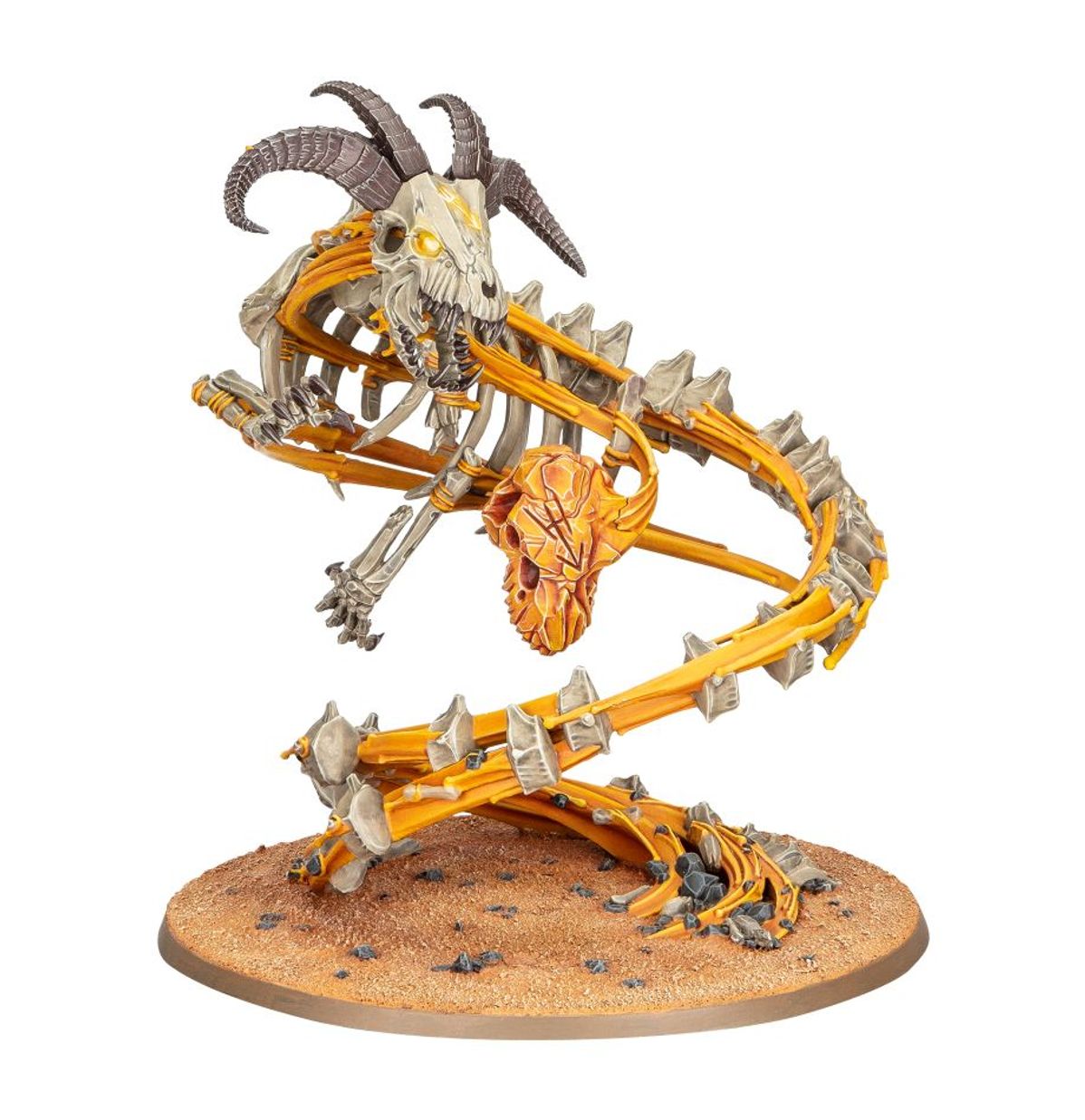 Krondspine Incarnate of Ghur - widok z prawej szkielet kozła z rogami złoto-pomarańczowe żebra spiralne czaszka kozła żółte oczy pomarańczowy amberbone w centrum piaskowa podstawka Age of Sigmar