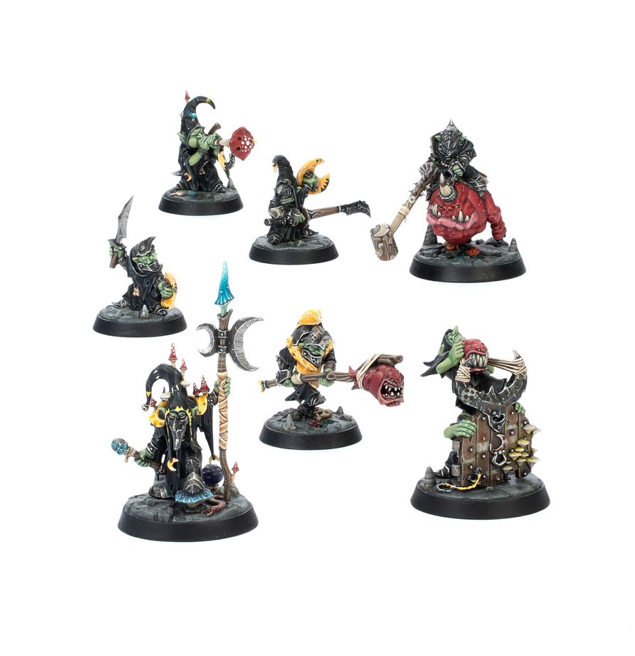 Grinkrak's Looncourt - 7 figurek Gloomspite Gitz z czarnymi strojami żółtymi kapeluszami sierpem księżyca i czerwoną tarczą