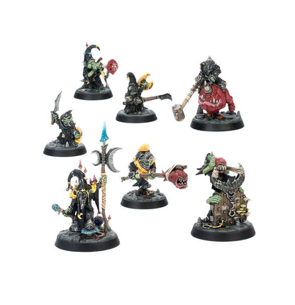 Grinkrak's Looncourt - 7 figurek Gloomspite Gitz z czarnymi strojami żółtymi kapeluszami sierpem księżyca i czerwoną tarczą