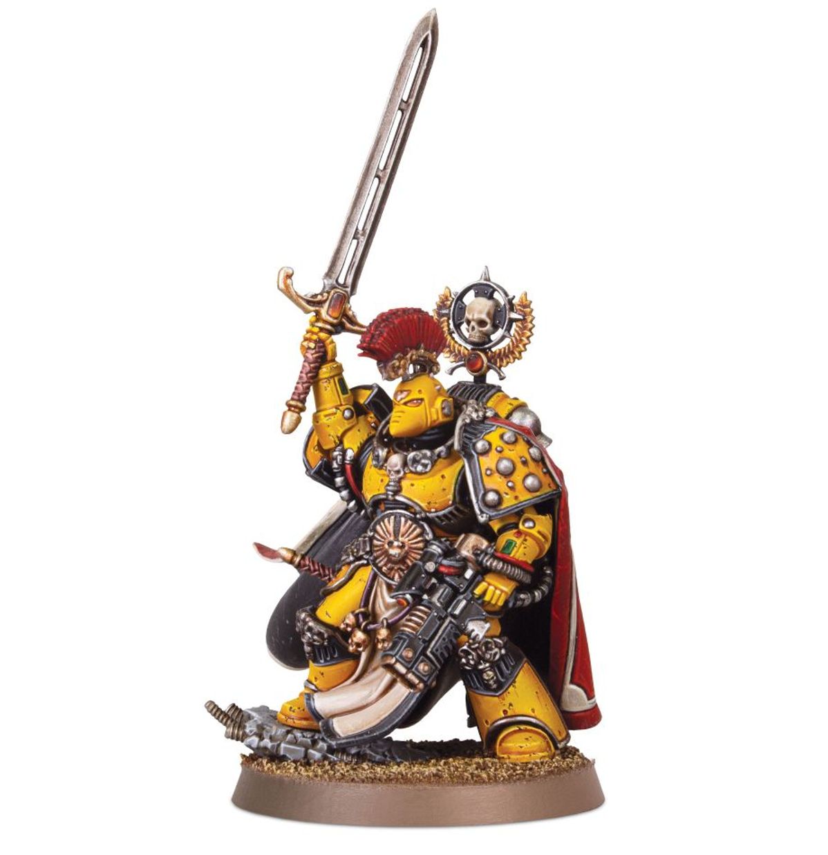 Legion Praetor with Power Sword - widok z prawej żółta zbroja MkVI power sword uniesiony w górę czerwony pióropusz złoty halo-wieniec czarny płaszcz combi-melta piaskowa podstawka Horus Heresy
