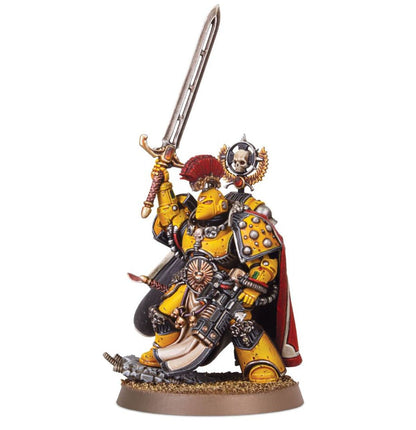 Legion Praetor with Power Sword - widok z prawej żółta zbroja MkVI power sword uniesiony w górę czerwony pióropusz złoty halo-wieniec czarny płaszcz combi-melta piaskowa podstawka Horus Heresy