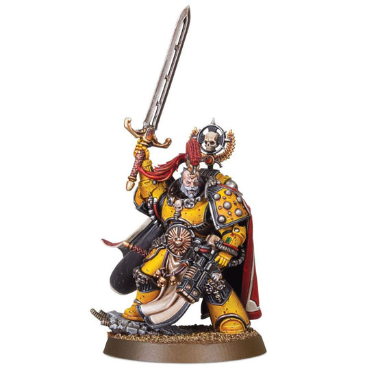 Legion Praetor with Power Sword - widok z przodu żółta zbroja MkVI siwa broda power sword uniesiony w górę czerwony pióropusz złoty halo-wieniec czarny płaszcz combi-melta piaskowa podstawka Horus Heresy