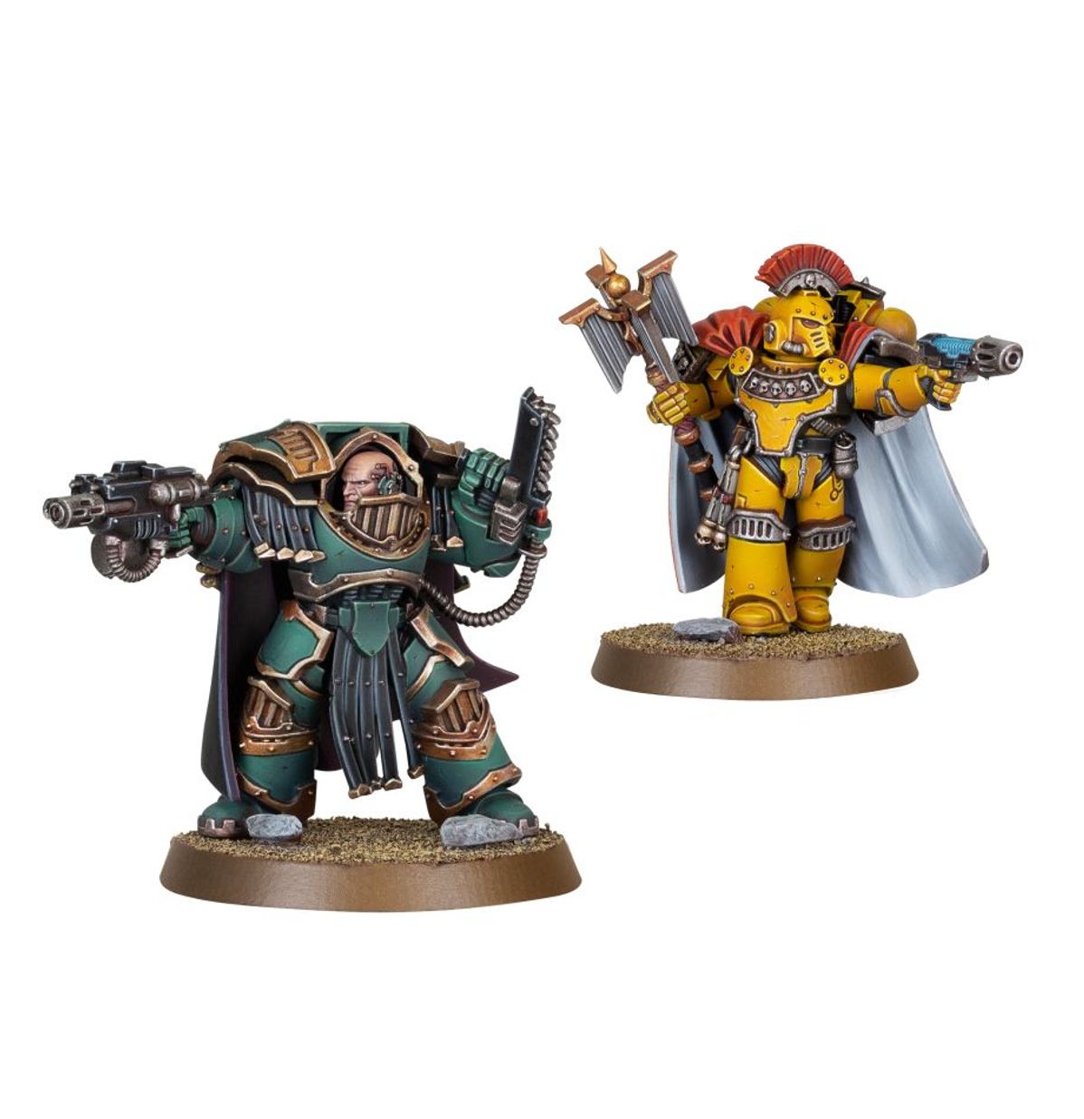 Praetor i Chaplain Consul Horus Heresy - widok grupowy Chaplain Consul zielona zbroja chainfist combi-melta + Praetor żółta zbroja złota siekiera combi-melta szary płaszcz piaskowe podstawki