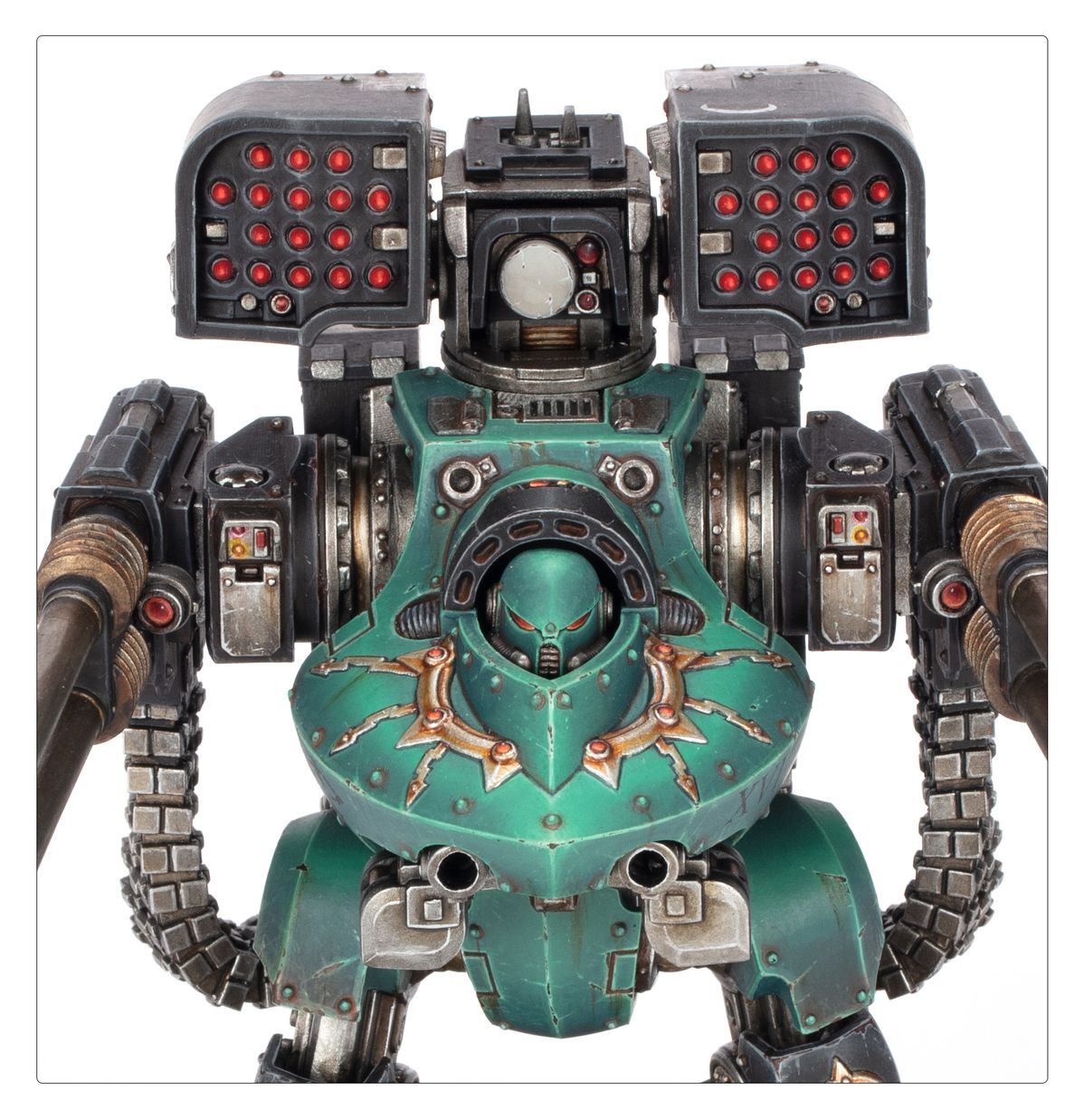 Deredeo Dreadnought Anvilus Configuration - zbliżenie klatki piersiowej dwa czarne wyrzutniki rakiet Aiolos z czerwonymi głowicami czarna głowa z białym okrągłym sensorem turkusowa klatka piersiowa ze złotym symbolem skrzydlatego pioruna z czerwonymi klejnotami czarna głowa pilota z czerwonymi oczami dwa białe działka torso Horus Heresy