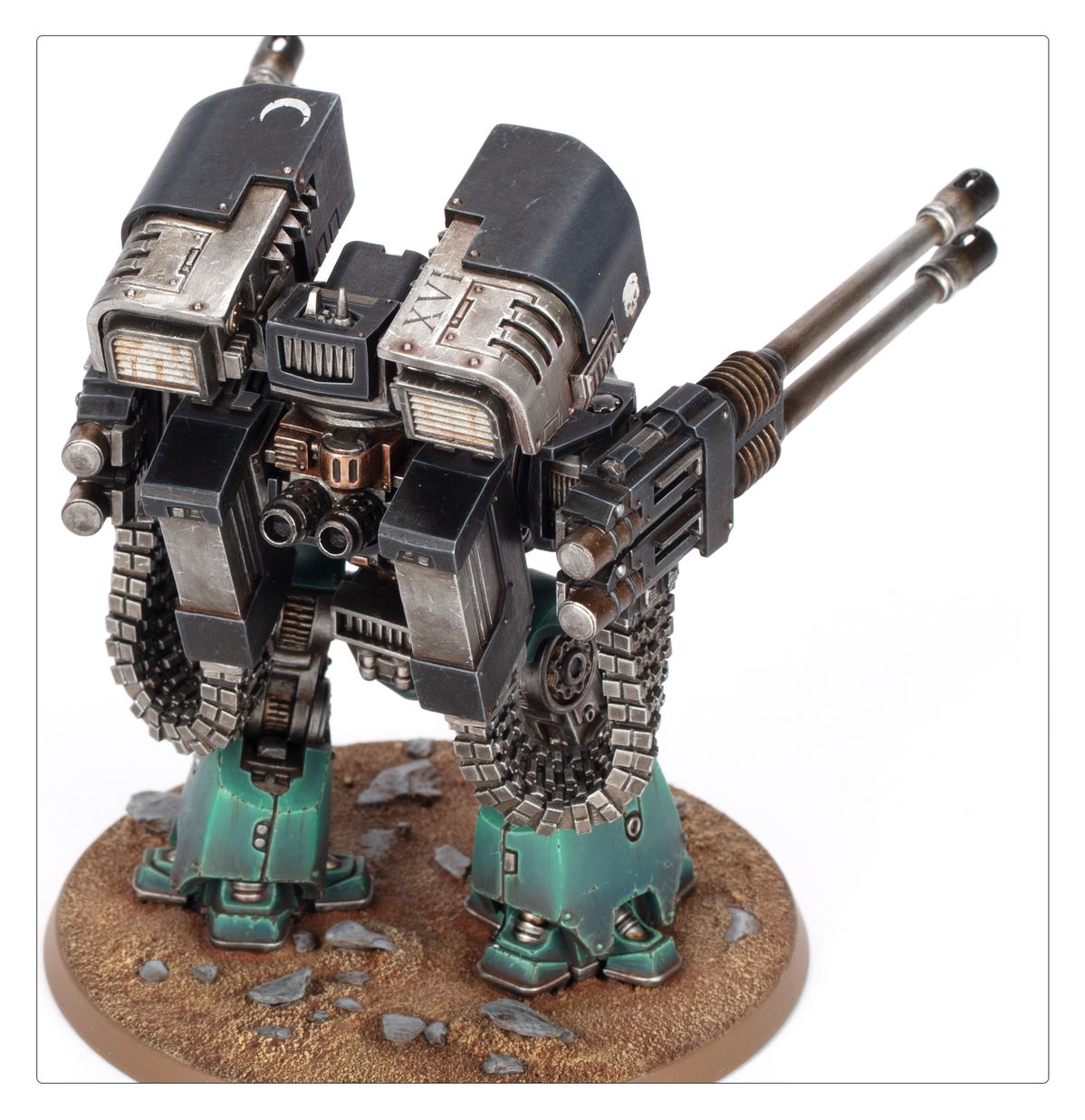 Deredeo Dreadnought Anvilus Configuration - widok z tyłu czarno-szary z turkusowymi stopami dwie podwójne lufy autocannon battery srebrne z brązową sprężyną dwa czarne wyrzutniki Aiolos z symbolem półksiężyca i napisem XVI szare łańcuchowe ramiona brązowa podstawka z odłamkami kamieni Horus Heresy