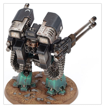 Deredeo Dreadnought Anvilus Configuration - widok z tyłu czarno-szary z turkusowymi stopami dwie podwójne lufy autocannon battery srebrne z brązową sprężyną dwa czarne wyrzutniki Aiolos z symbolem półksiężyca i napisem XVI szare łańcuchowe ramiona brązowa podstawka z odłamkami kamieni Horus Heresy