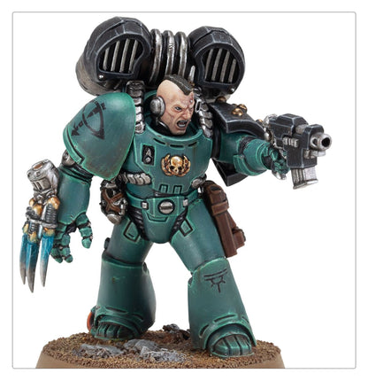 Legion MKVI Assault Sergeant - zbliżenie Sons of Horus turkusowa zbroja Mark VI lightning claw bolt pistol złoty medalion z czaszką Warhawk jump pack Horus Heresy