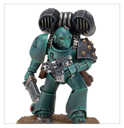 Legion MKVI Assault Legionary - zbliżenie Sons of Horus turkusowa zbroja Mark VI hełm Corvus chainsword combat shield Warhawk jump pack Horus Heresy