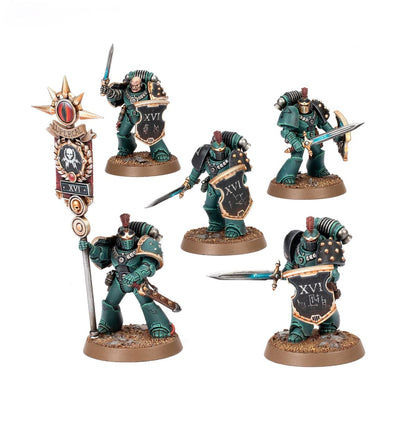 MKVI Legion Command Squad Sons of Horus XVI - widok grupowy 5 Chosen Warriors w ciemnozielonej zbroi MKVI Standard Bearer z złoto-brązowym vexilla z czerwonym okiem Horusa i napisem LUPERCAL XVI czaszką w wieńcu laurowym 3 Chosen Warriors z power swordami i czarnymi combat shieldami XVI Horus Heresy