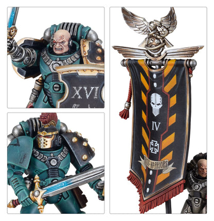 MKVI Legion Command Squad - 3 kadry zbliżenie Chosen Warrior Sons of Horus XVI łysa głowa z blizną i tatuażem czaszki power sword z niebieskim ostrzem combat shield XVI Chosen Warrior z czerwonym grzebieniem zbliżenie sztandaru Iron Warriors IV czarno-pomarańczowy z białą czaszką i krzyżem maltańskim Horus Heresy