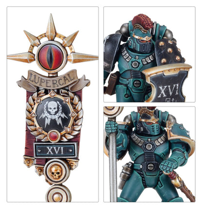 MKVI Legion Command Squad - 3 kadry zbliżenie vexilla Sons of Horus XVI złota gwiazda z czerwonym okiem Horusa napis LUPERCAL medalion z białą czaszką w wieńcu laurowym tabliczka XVI zbliżenie Chosen Warrior z czerwonym grzebieniem i złotą przyłbicą Standard Bearer trzymający srebrny drąg Horus Heresy