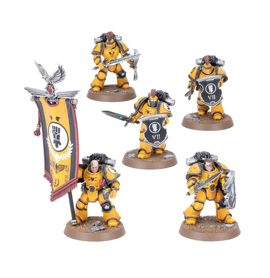 MKIII Legion Command Squad Standard Bearer Imperial Fists - żółta zbroja MKIII łysa głowa żółto-czarny sztandar z symbolem pięści w kole z wieńcem laurowym srebrny orzeł na szczycie z czerwonym klejnotem Horus Heresy