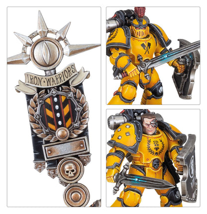MKIII Legion Command Squad - 3 kadry zbliżenie sztandaru Iron Warriors z gwiazdą z kolcami i napisem IRON WARRIORS żółto-czarne chevrons z czaszkami Chosen Warrior z czerwonym grzebieniem power sword i combat shield Chosen Warrior z cybernetycznym okiem Horus Heresy