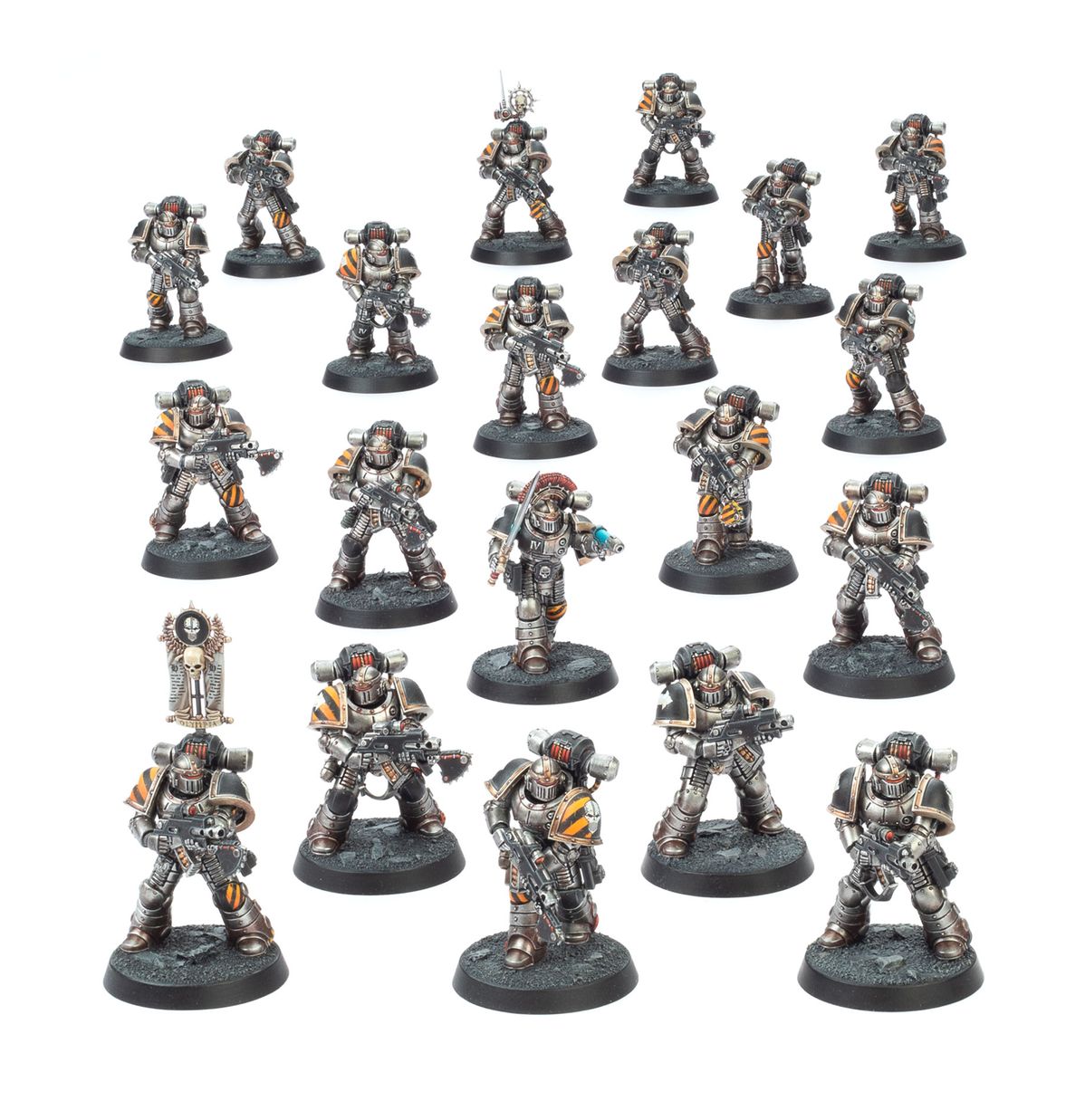 MKII Tactical Squad - widok grupowy 20 Space Marines Legionaries w srebrno-szarej zbroi Mark II Crusade żółto-czarne pasy Iron Warriors różne pozy boltery sztandar z czaszką i napisem OLYMPIA nuncio-vox Horus Heresy