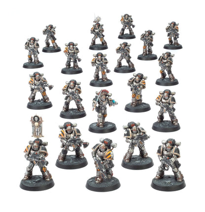 MKII Tactical Squad - widok grupowy 20 Space Marines Legionaries w srebrno-szarej zbroi Mark II Crusade żółto-czarne pasy Iron Warriors różne pozy boltery sztandar z czaszką i napisem OLYMPIA nuncio-vox Horus Heresy
