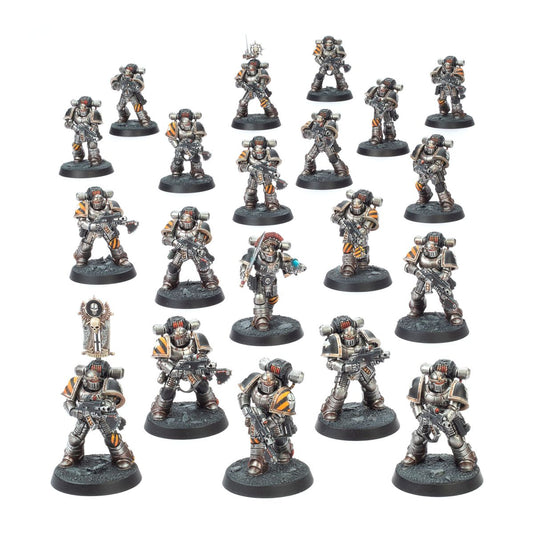 MKII Tactical Squad - widok grupowy 20 Space Marines Legionaries w srebrno-szarej zbroi Mark II Crusade żółto-czarne pasy Iron Warriors różne pozy boltery sztandar z czaszką i napisem OLYMPIA nuncio-vox Horus Heresy