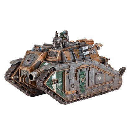 Solar Auxilia Malcador Heavy Tank - widok z przodu hunter-killer missiles z żółtymi głowicami gunner z multi-laser sponson z autocannon napis DXLII i symbol orła Solar Auxilia brązowe gąsienice Horus Heresy