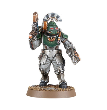 Solar Auxilia Sergeant - zielona void armour szary grzebień na hełmie blast pistol z niebieskim promieniem energii power fist z brązowymi detalami złoty symbol skrzydlatego orła na piersi czerwone oczy na masce Horus Heresy Solar Auxilia
