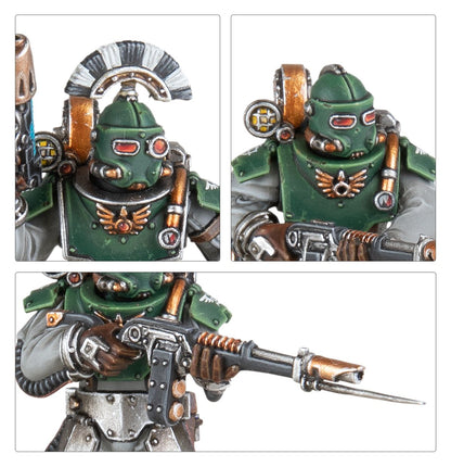 Solar Auxilia Sergeant - 3 zbliżenia zielony hełm z szarym grzebieniem i czerwonymi oczami klatka piersiowa z brązowym symbolem skrzydlatego orła z czerwonym klejnotem lasrifle z bagnetem szara lufa z brązową spiralą Horus Heresy Solar Auxilia