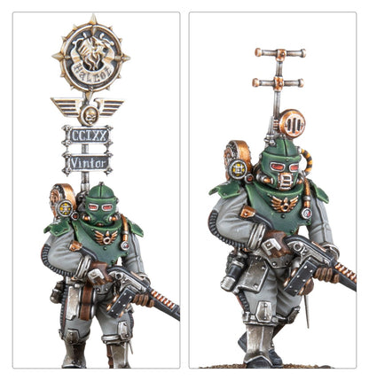 Solar Auxilia Lasrifle Section - Standard Bearer z vexilla złoty medalion z białym koniem w kole z kolcami i napisem Halcot tabliczki CCIXX i Vintor Vox Operator z srebrną anteną krzyżową z cyfrą III Horus Heresy Solar Auxilia