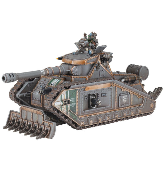 Solar Auxilia Malcador Heavy Tank - widok z przodu demolisher cannon gunner w zielonym hełmie z niebieskim okularkiem dozer blade z kolcami napis VIII i symbol orła Solar Auxilia sponson z autocannon Horus Heresy