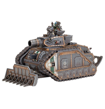 Solar Auxilia Leman Russ Assault Tank - widok z przodu demolisher cannon dozer blade z kolcami gunner w zielonym hełmie z heavy stubber symbol X i DXLII na boku Horus Heresy