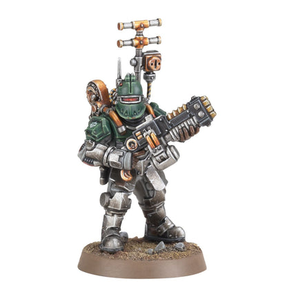 Vox Operator Veletaris Storm Section - zielona void armour szare spodnie złoto-brązowa antena krzyżowa z kwadratowym nadajnikiem volkite charger z czarną obudową i brązowymi żebrami symbol skrzydlatego orła na naramienniku Horus Heresy Solar Auxilia