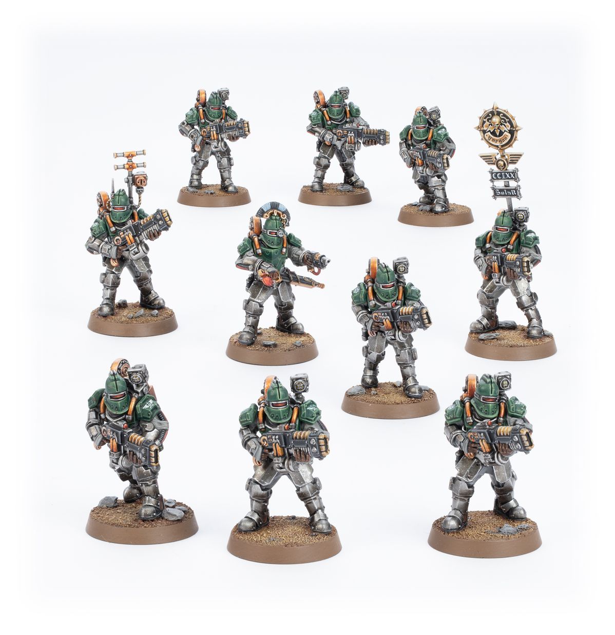 Veletaris Storm Section - widok grupowy 11 Solar Auxiliaries w zielonej void armour z szarymi spodniami i pomarańczowymi detalami Vox Operator z srebrną anteną krzyżową Standard Bearer z złotym vexilla z czaszką w kole i napisami CCIXX Solar Horus Heresy