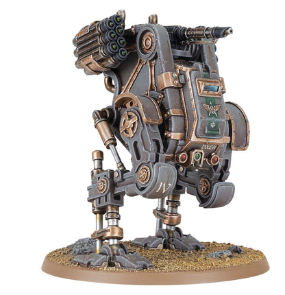 Aethon Heavy Sentinel - widok z przodu szaro-brązowy z brązowymi detalami Aethon missile battery 7 luf po lewej autocannon po prawej zielony panel z symbolem skrzydlatej strzały i napisem DXCII cyfra IV na nodze Solar Auxilia Horus Heresy