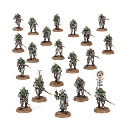 Solar Auxilia Lasrifle Section - widok grupowy 20 Solar Auxiliaries w zielonej void armour z szarymi spodniami różne pozy lasrifle z bagnetami Standard Bearer z srebrnym vexilla z symbolem jeźdźca i napisem CCIXX Vintor Horus Heresy