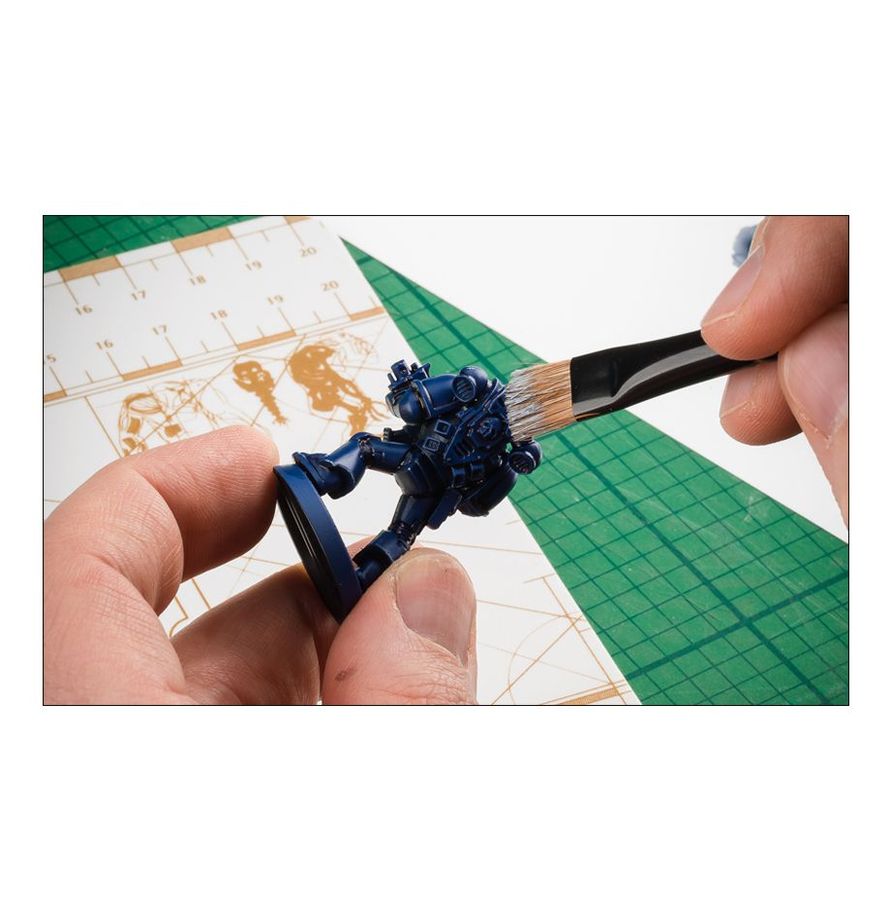Citadel L Dry Brush w użyciu - drybrushing figurki Space Marine Warhammer 40000 pędzlem z czarną rączką Games Workshop