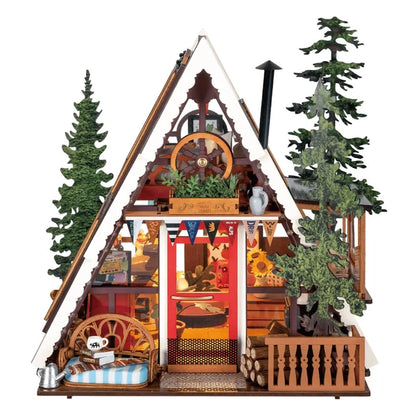 Górska Chata A-Frame Cabin Rolife DG181 – zbliżenie na jadalnię: drewniany stół z ławkami i vintage latarnia kempingowa