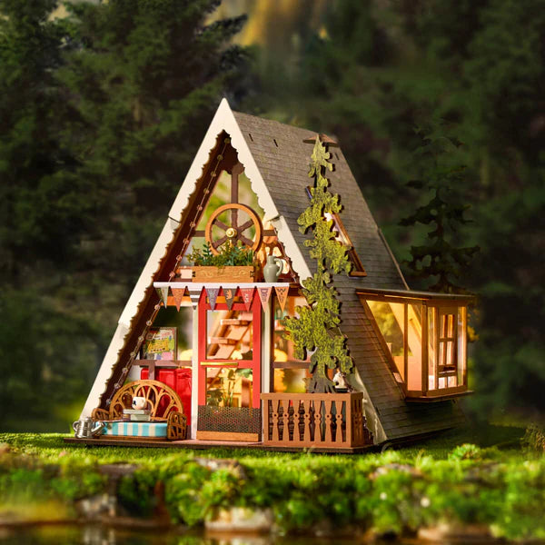Górska Chata A-Frame Cabin Rolife DG181 – zbliżenie na salon: słoneczniki na skrzynce i czerwona lodowówka z otwieranymi drzwiczkami