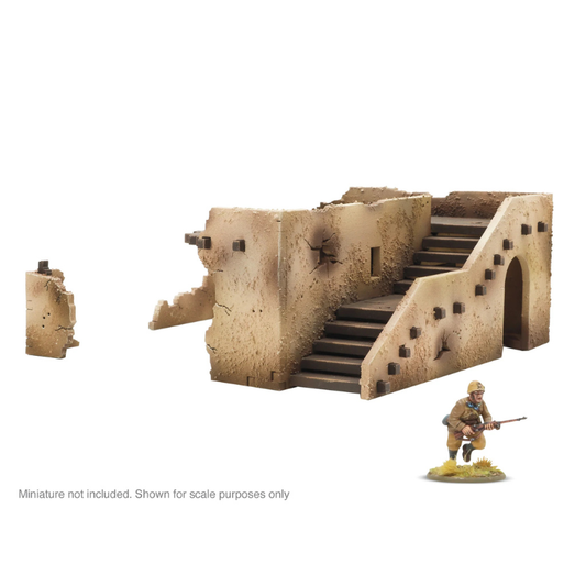 Adobe Building Gentleman's War Ruins SLC0035 28mm Warlord Games - ruina budynku adobe ze schodami i figurką żołnierza WWII widok izometryczny białe tło
