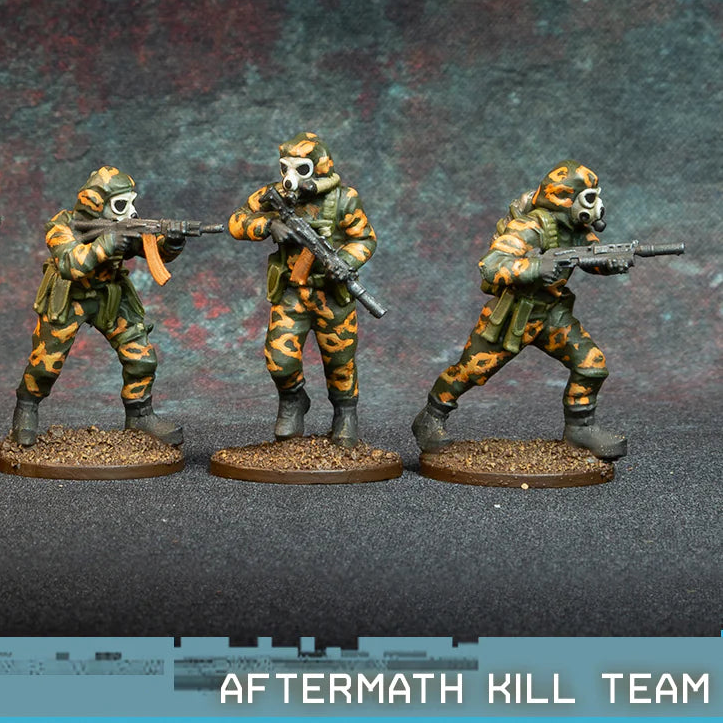 Aftermath Kill Team Spectre Miniatures – 3 żołnierzy w kamuflażu z maskami gazowymi i AK74, RPK12 i Saiga, 28mm widok z przodu
