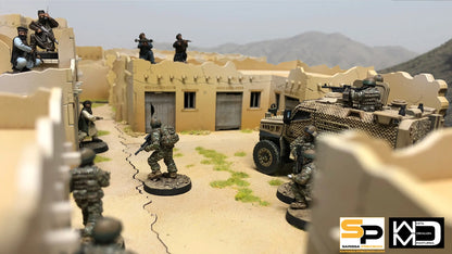 Skirmish Compound Bravo A040 – widok na stół z rozgrywki: żołnierze i pojazd opancerzony w posiadłości bliskowschodniej, figurki dla skali, 28mm Sarissa Precision
