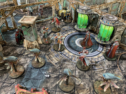 Core Space First Born – pomalowane figurki Traderów i First Born na arenie 3D Alien Catacombs z zielonym reaktorem, ruinami i akcesoriami terenu
