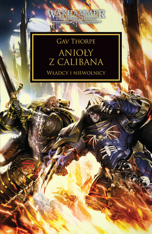 Warhammer The Horus Heresy Anioły z Calibana Tom XXXVIII Władcy i Niewolnicy – okładka powieści: zbliżenie na dwie walczące postacie – rycerz w złoto-czarnej zbroi z długimi blond włosami i mieczem oraz Kosmiczny Marine w granatowo-czarnej zbroi z błyskawicami – płonący las i eksplozje w tle, napis Anioły z Calibana Władcy i Niewolnicy, autor Gav Thorpe, logo Warhammer The Horus Heresy, wydawnictwo Copernicus Corporation
