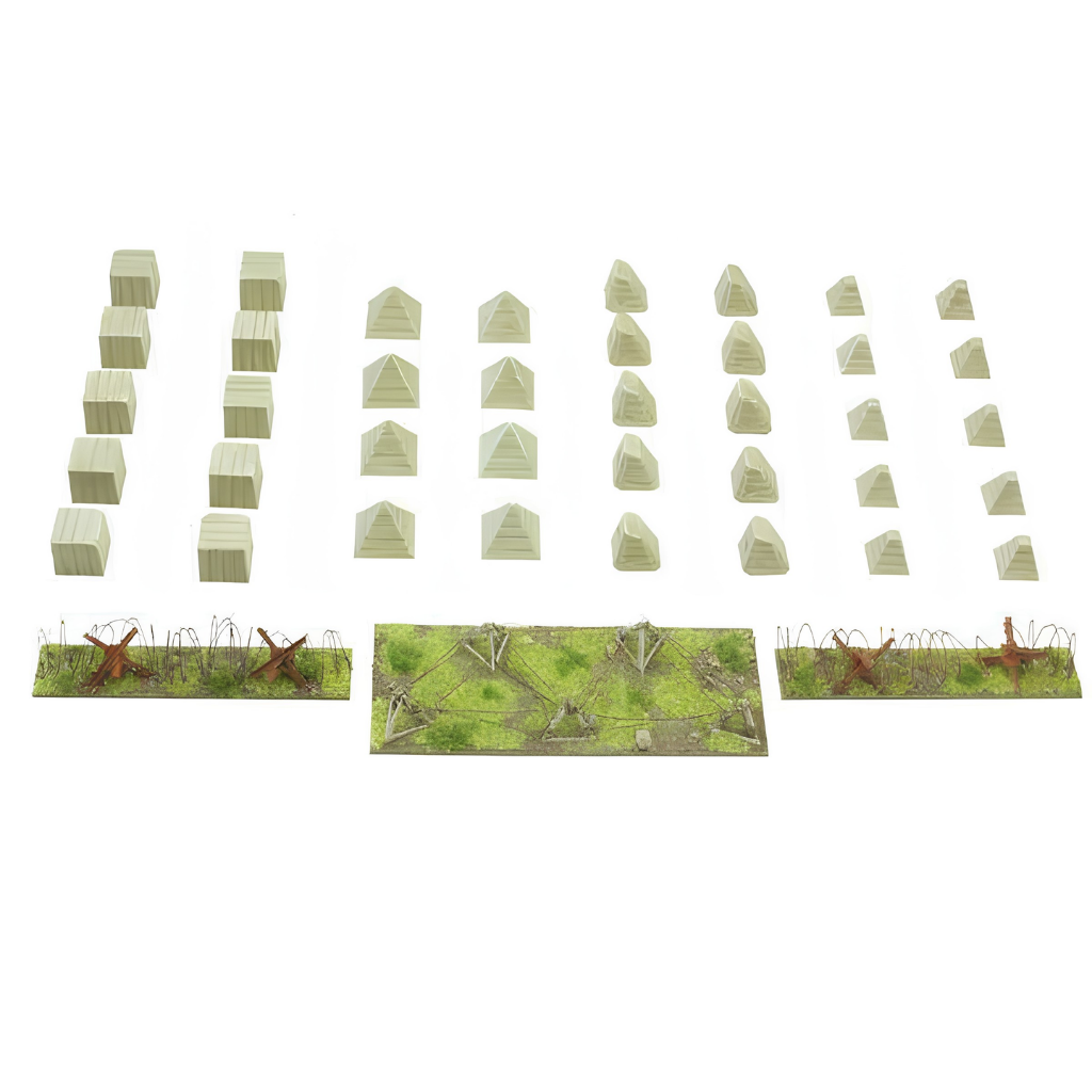 Anti-Tank Obstacles WG-TER-39 - pomalowane przeszkody przeciwpancerne białe tło: górne rzędy - 40 Zębów Smoka Dragon's Teeth w różnych rozmiarach pomalowane na beżowy kolor betonu (duże kostki betonowe, średnie piramidy, małe stożki) ułożone w 8 kolumnach - dolne rzędy - 3 segmenty drutu kolczastego na drewnianych ramach X z zieloną trawą i tuftami - przeszkody przeciwpancerne 28mm Bolt Action